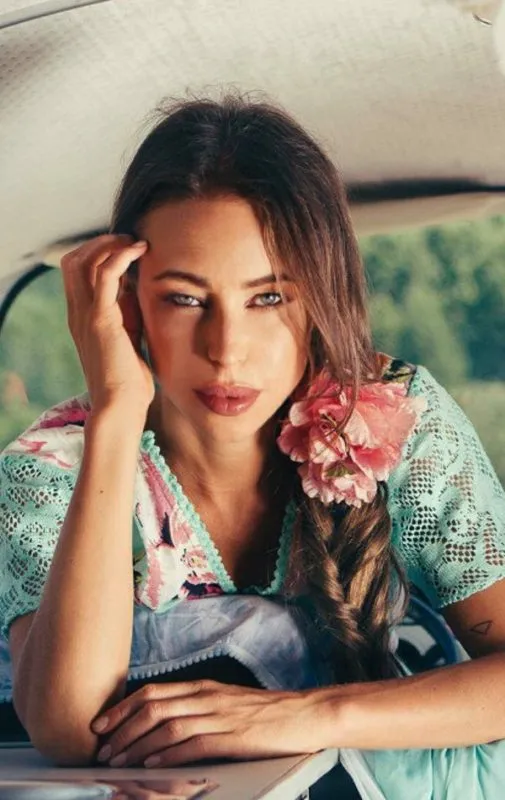 Rachel M - DIRECT BOOKING LONDRES - Mot Management